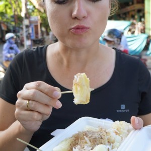 Przygotowywany na parze korzeń tapioki z wiórkami kokosowymi i orzeszkami