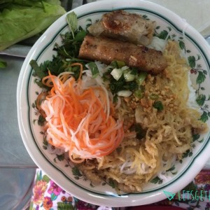 Sałatka z wietnamskimi kiełbaskami